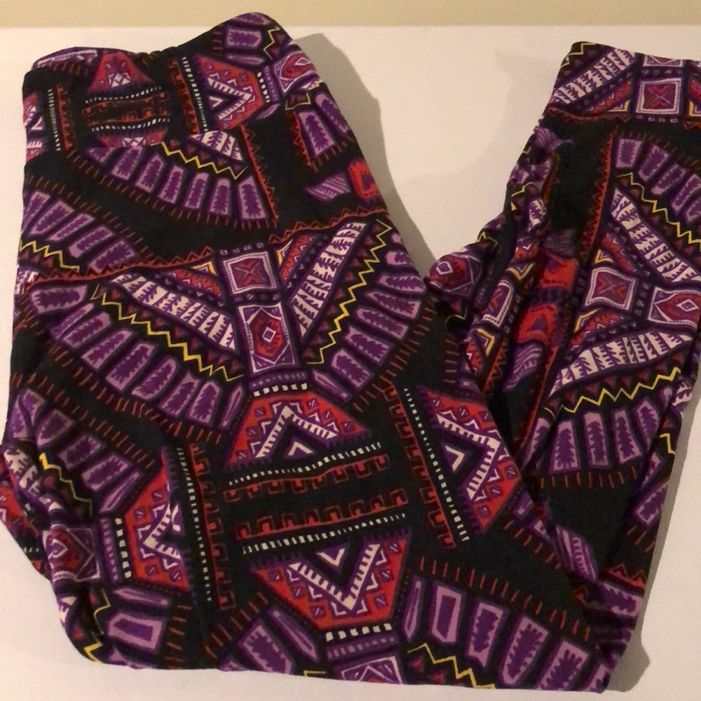 Lularoe TC leggings NWOT black background